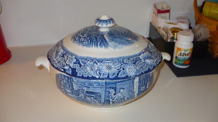  SOUP TUREEN  MADE IN ENGLAND