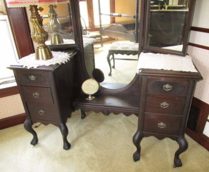 Antique mahogany Chippendale style vanity