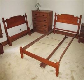 Maple twin bed frames/head/footboards, Chest of drawers