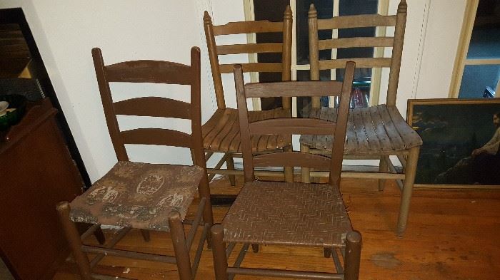 4 small old chairs