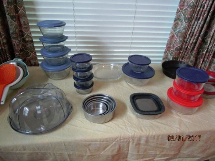 Pyrex storage bowls.