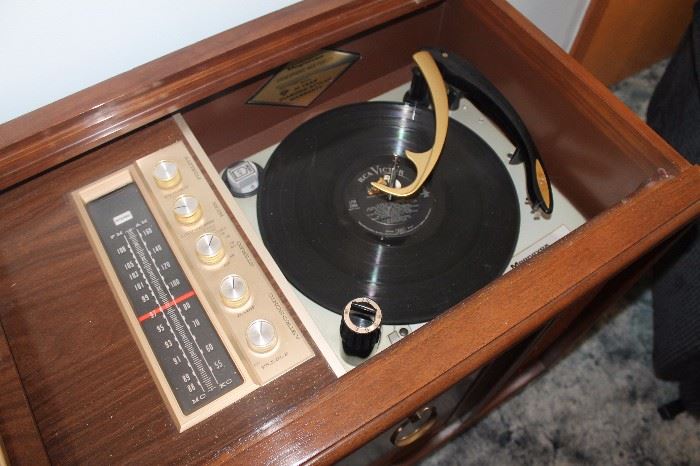 Vintage Magnavox stereo cabinet w/ turntable, works!