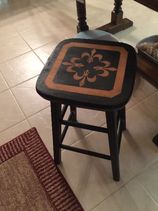 An illusion or fleur de lis??? Either way, it's a great little table for anywhere!