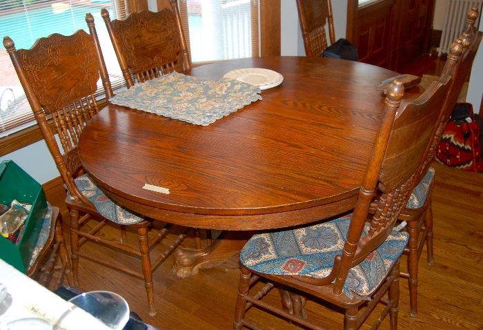 BEAUTIFUL ROUND OAK TABLE WITH ONE LEAF AND SIX CHAIRS