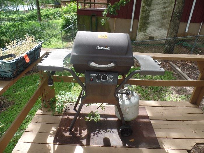 Char Broil Grill + Gas + tank ready to cook
