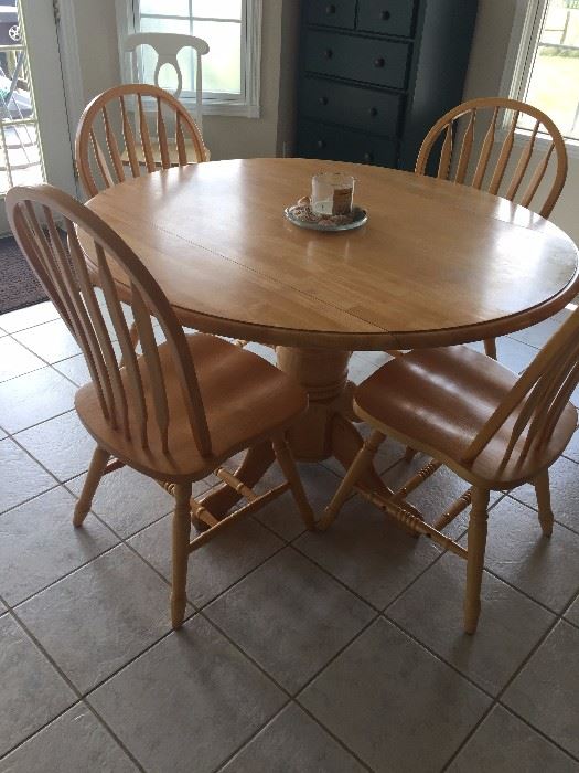 Oak Pedestal table with 4 matching chairs