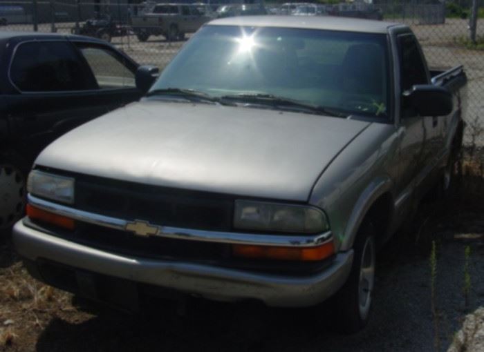Front View Of 2000 Chevrolet S-10 Truck