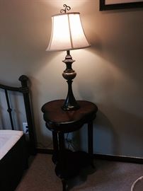 WOOD SIDE TABLE, LOTS OF LAMPS