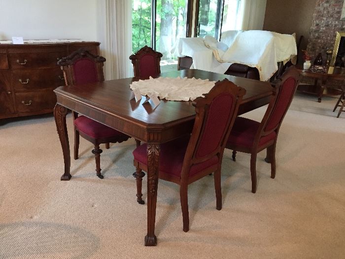 Beautiful refinished dining table (matches Buffet)