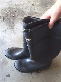 Men's Rubber Boots for fishing, watering, outdoors. Size 10, Made in Canada.