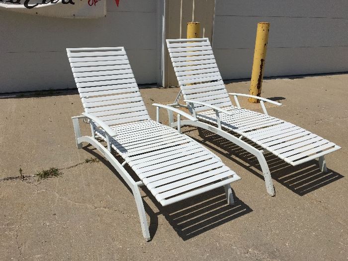 outdoor lounge chairs