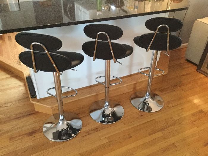 Three hydraulic barstools. Excellent condition! 