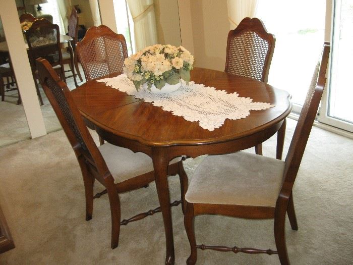Dining Room Table with 4 Chairs and Extra Leaf