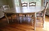 Hekman Kitchen Table, Round With Leaves