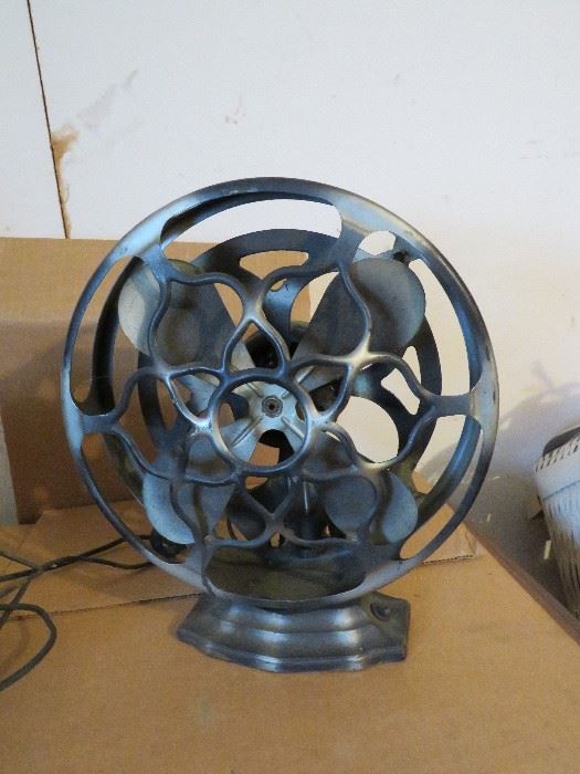 Original condition, not restored Robbins and Myers Art deco fan, running !
