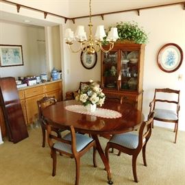 Drexel dinning set with seating for 6 and three table leaf extensions