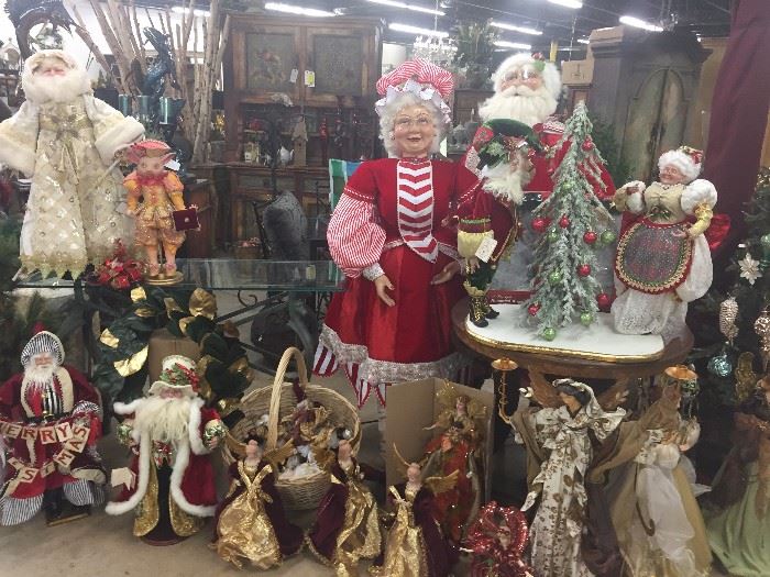 Christmas Decorations!! Santa and Mrs. Claus Katherine's Collection dolls!