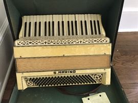 Italian made accordion with appraisal for $500. It will be $100.