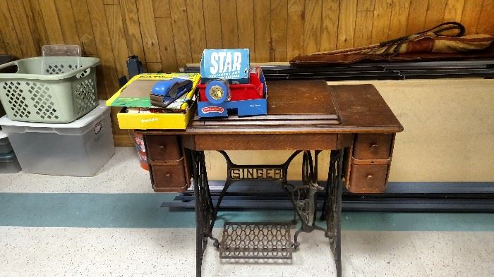 Singer Sewing Machine an cabinet