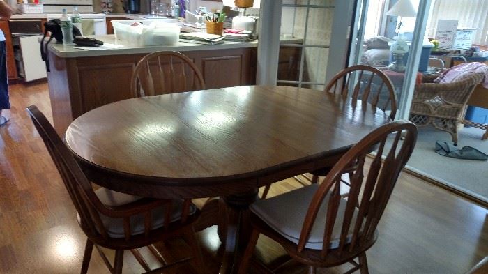 Oak kitchen table with leaves and 6 chairs