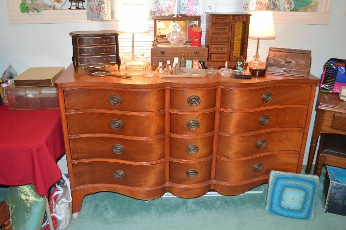 Curved Front Dresser, Jewelry boxes, perfumes, 2 crystal lamps
