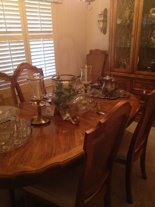 Lovely oval dining table and 6 chairs