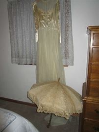 Early Wedding dress - lace umbrella