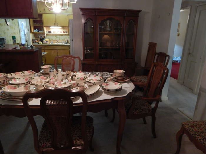 BEAUTIFUL DINING ROOM SET WITH 6 CHAIRS, LEAF AND PAD