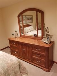 dresser w/ mirror