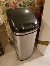 ELECTRONIC TRASH CAN