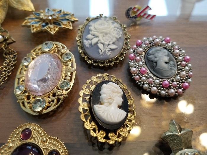 CAMEO BROCHES PINS