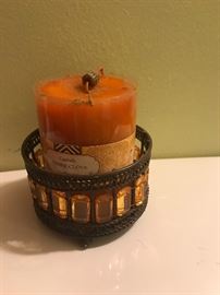Cute little candle holder, marches lines in bath and one bedroom