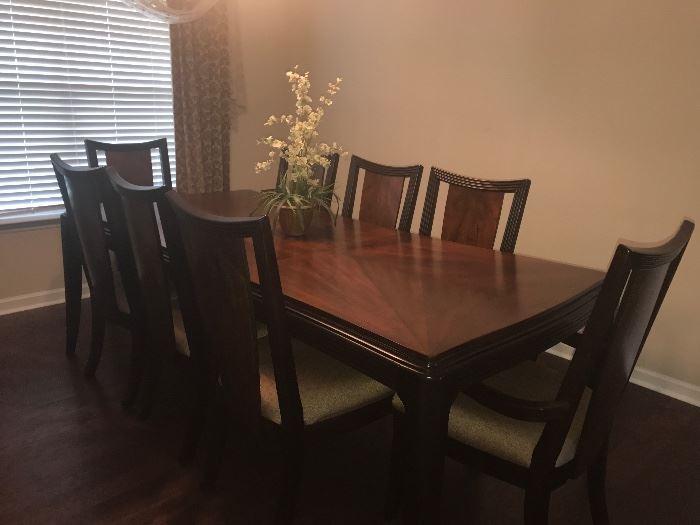 Gorgeous dining table with 8 chairs