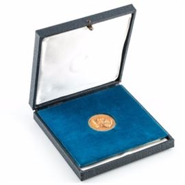 1974 18kt Vice President Norman Rockefeller Gold Inaugural Medal: A 1974 18kt Gold Inaugural Medal. This medal depicts a bust of Vice President Nelson Rockefeller on the obverse with the date of his inauguration on the reverse. The medal comes in a blue vinyl presentation box. Good condition.