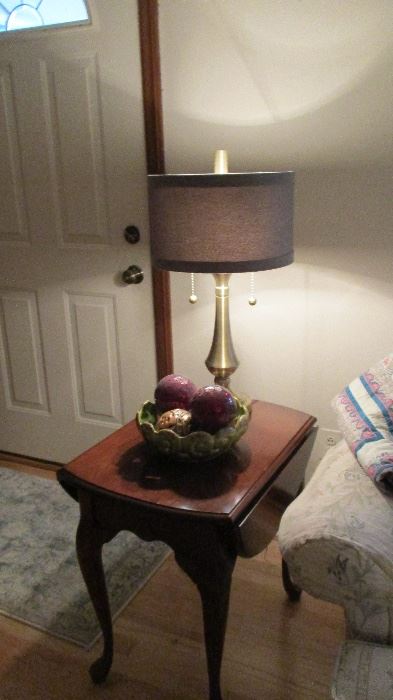 nice end table, lamp