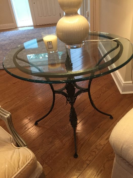Round Wrought Iron Pedestal Table w/ Glass Top (36’’ x 30’’)