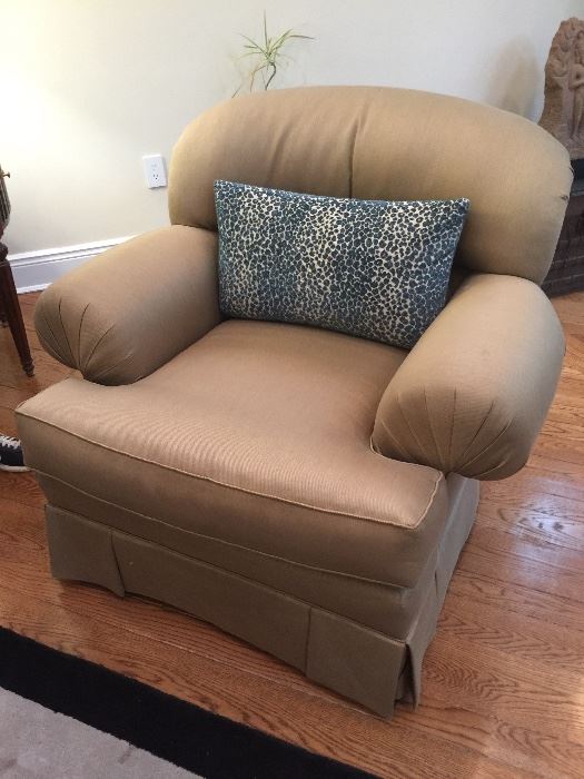 Sherrill Upholstered Club Chair AS IS (42’’ x 37’’ x 36’’)