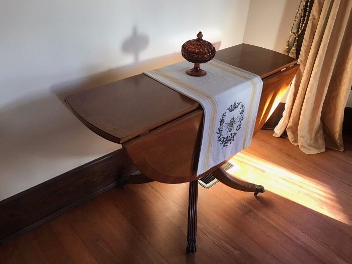 Duncan Fife Oval folding table 