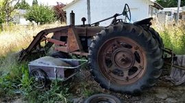 Farmall H, with front bucket and back scraper. 2?2PX, 3HCS3 - 6R, 28760 A4