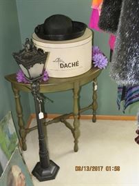 Women’s hats & decor