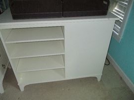 Five pieces of matching white bedroom pieces with side drawers