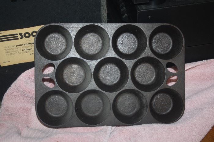 VINTAGE CAST IRON GRISWOLD MUFFIN PAN