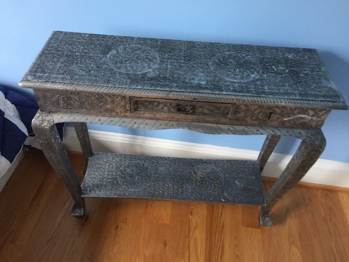 Accent tin table