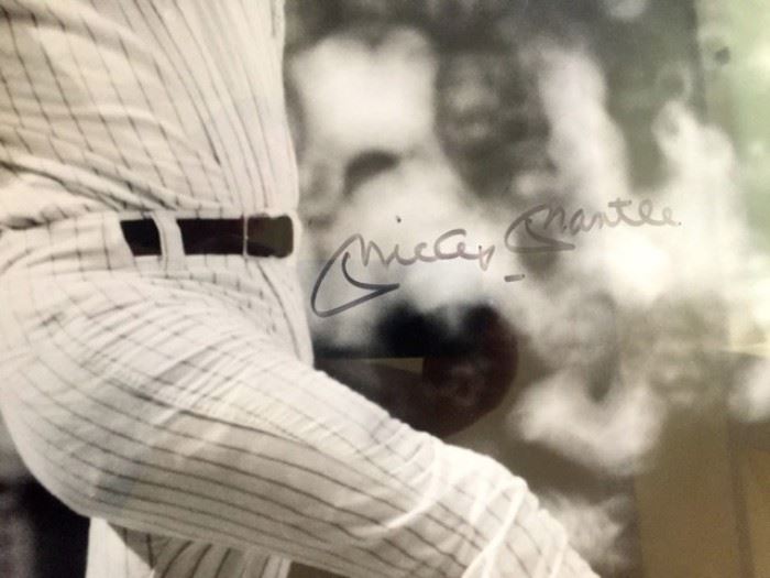 A close up of the Mickey Mantle autograph on the gelatin print.