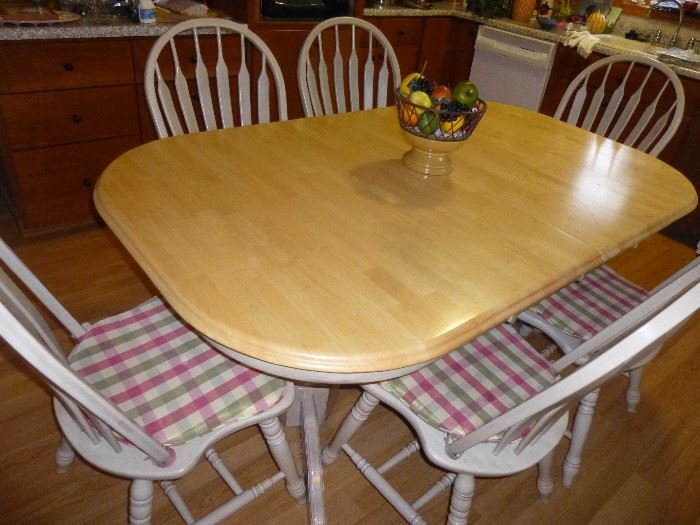 BEAUTIFUL SOLID WOOD, DOUBLE PEDESTAL TABLE AND 6 CHAIRS.THIS ELEGANT TABLE HAS AN ANTIQUED BISCOTTI-COLORED BODY THAT IS TOPPED WITH ANTIQUED CARAMEL FINISH. DOUBLE-EXTENSION LEAVES SO THERE IS ENOUGH ROOM FOR A LARGE FAMILY AND GUESTS.


