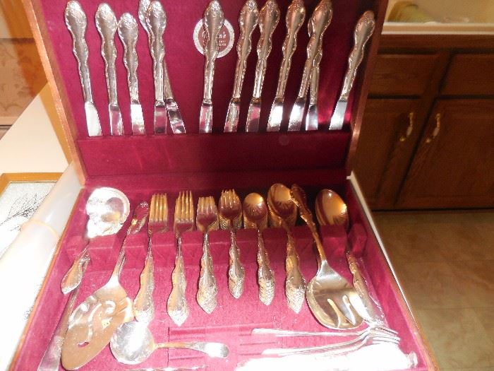 Wm Rogers Silver Plate 12 Piece Place Setting Plus Service/Chest