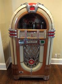 Completely restored 1947 Wurlitzer 1015 Bubbler Jukebox, with family-friendly dichloromethane. This was not made yesterday in China.