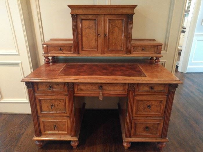 Antique English writing desk, with burl wood, all keys and a leather inlay.
Would be PERFECTO as a modern work desk, as the top portion opens to reveal a correct-sized computer screen. The desk itself measures 2' 6" deep x 4' 6" wide x 31" tall. The top part measures 4' 8" tall (from the floor) x 11" wide x 4' 4" wide.