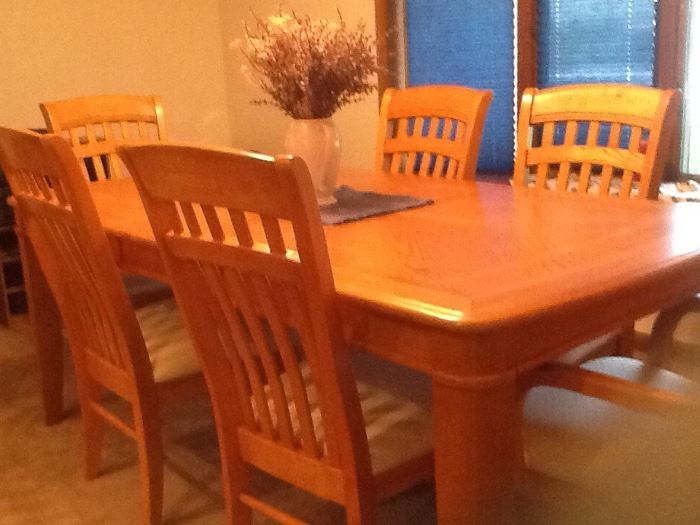 Oak dining room set, 6 padded chairs, 2 end chairs have arms