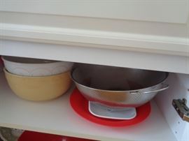Kitchen items - serving/mixing bowls
